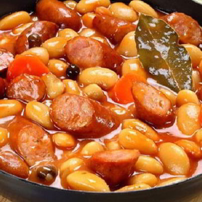 Фасоль с колбаскам