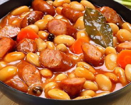 Фасоль с колбаскам