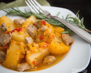 Картошка, тушенная со свининой в кастрюле