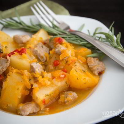 Картошка, тушенная со свининой в кастрюле