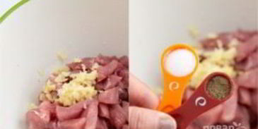 картошка, тушенная со свининой в кастрюле