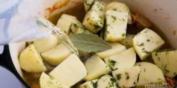 картошка, тушенная со свининой в кастрюле