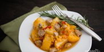 картошка, тушенная со свининой в кастрюле