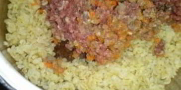 перец, фаршированный булгуром, мясом и овощами