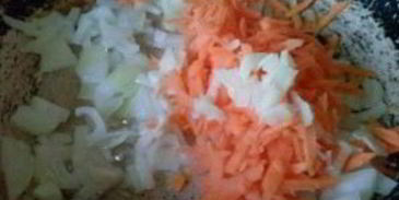 перец, фаршированный булгуром, мясом и овощами