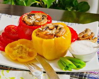 Перец, фаршированный грибами и рисом