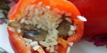 перец, фаршированный грибами и рисом