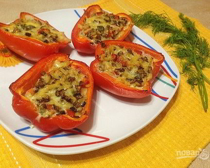 Перец, запеченный с пастой, грибами и сыром