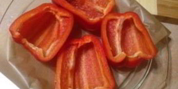 перец, запеченный с пастой, грибами и сыром