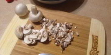 перец, запеченный с пастой, грибами и сыром