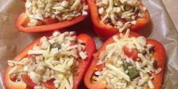 перец, запеченный с пастой, грибами и сыром