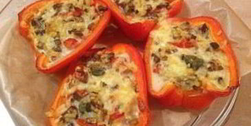 перец, запеченный с пастой, грибами и сыром