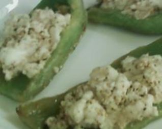 Сладкий перец с козьим сыром на гриле