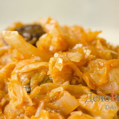 Тушеная капуста с томатами и черносливом