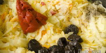 тушеная капуста с томатами и черносливом