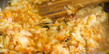 тушеная капуста с томатами и черносливом