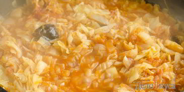 тушеная капуста с томатами и черносливом