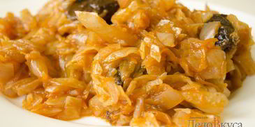 тушеная капуста с томатами и черносливом