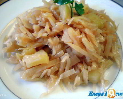 Тушеная капуста с яблоками