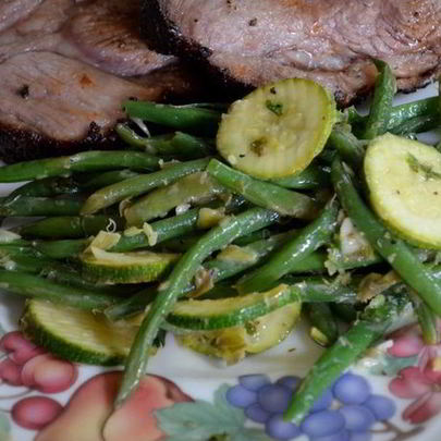 Зеленая фасоль и цукини с соусом Verte