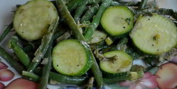 зеленая фасоль и цукини с соусом verte
