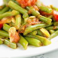 Рецепт Зеленой фасоли с вялеными томатами и чесноком