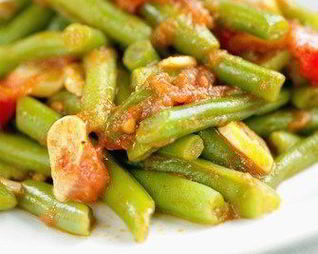 Зеленая фасоль с вялеными томатами и чесноком