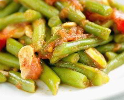 Зеленая фасоль с вялеными томатами и чесноком