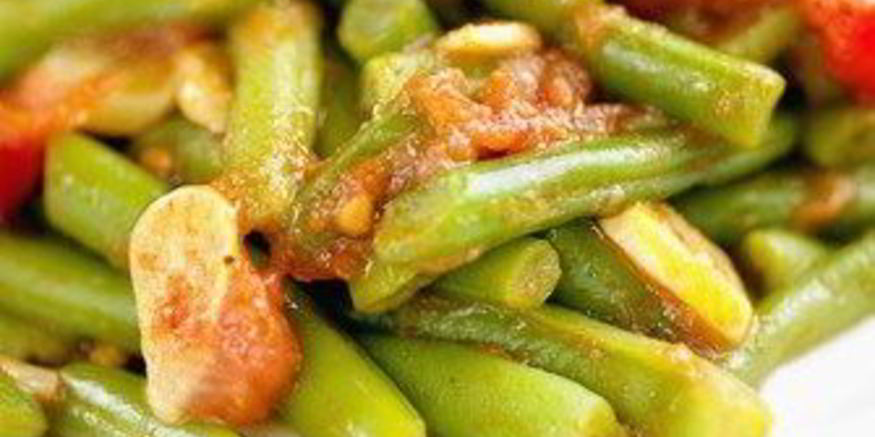 Рецепт зеленой фасоли с вялеными томатами и чесноком
