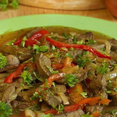 Говяжья печень по-домашнему с луком и перцем