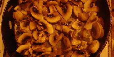 говяжья печень с грибным соусом