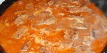 говяжья печень, тушенная с луком