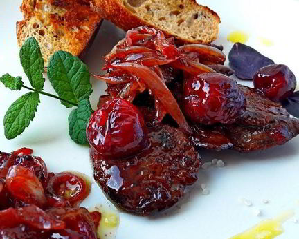 Куриная печень с маринованной черешней