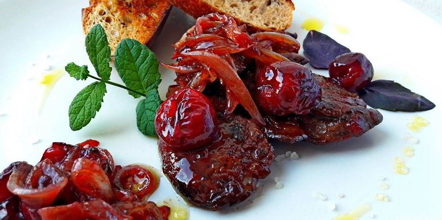 Рецепт куриной печени с маринованной черешней