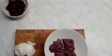 куриная печень с маринованной черешней