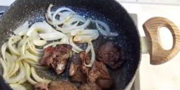 куриная печень с маринованной черешней