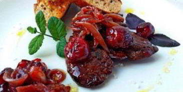 куриная печень с маринованной черешней