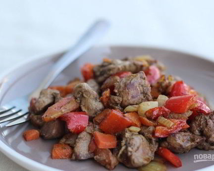 Куриная печень с овощами