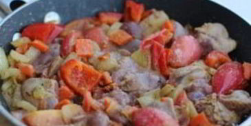 куриная печень с овощами