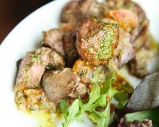 Куриная печень с песто и помидорами