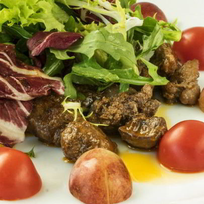 Куриная печень с помидорами и кунжутом