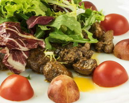 Куриная печень с помидорами и кунжутом