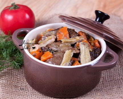 Куриная печень тушеная с ревенем