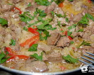 Куриная печень, тушенная с болгарским перцем