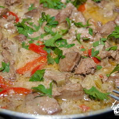 Куриная печень, тушенная с болгарским перцем