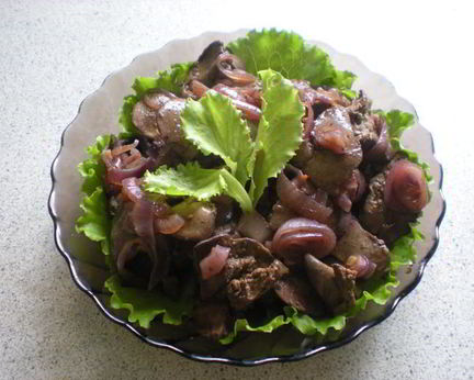 Куриная печенка с красным луком в красном вине