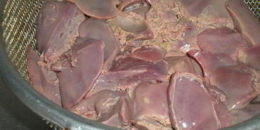 куриная печенка с красным луком в красном вине