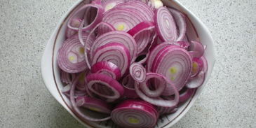 куриная печенка с красным луком в красном вине