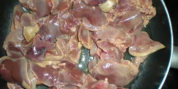 куриная печенка с красным луком в красном вине