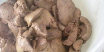 куриная печенка с красным луком в красном вине